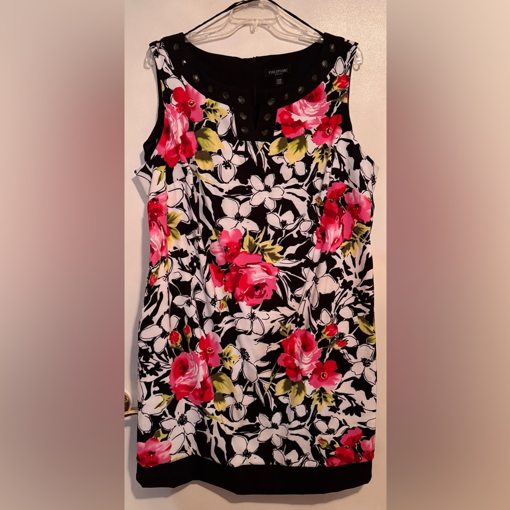 Flowery sleeveless dress with pockets